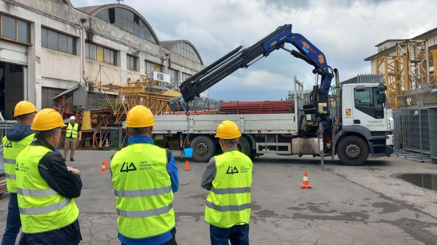 Precisione millimetrica durante il corso di gru idraulica su autocarro